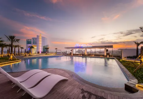 Pentacity Hotel Balikpapan dengan kolam renang rooftop dan suasana modern